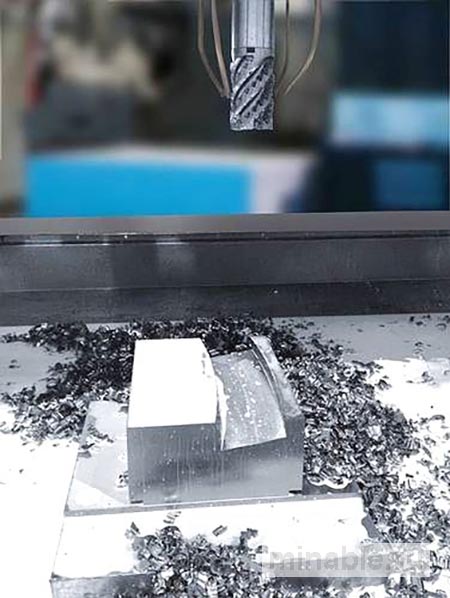 Пятиосевой центр Cincinnati XT Profiler ставит рекорд в снятии металла