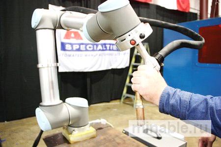 Сотрудничающий робот выполняет MIG-сварку