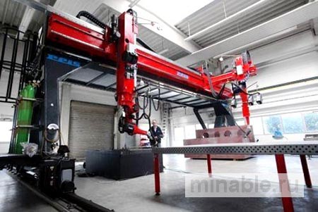 Вертикальный обрабатывающий центр с портальным погрузчиком RV20-16 от компании Reis Robotics для обработки крупных деталей