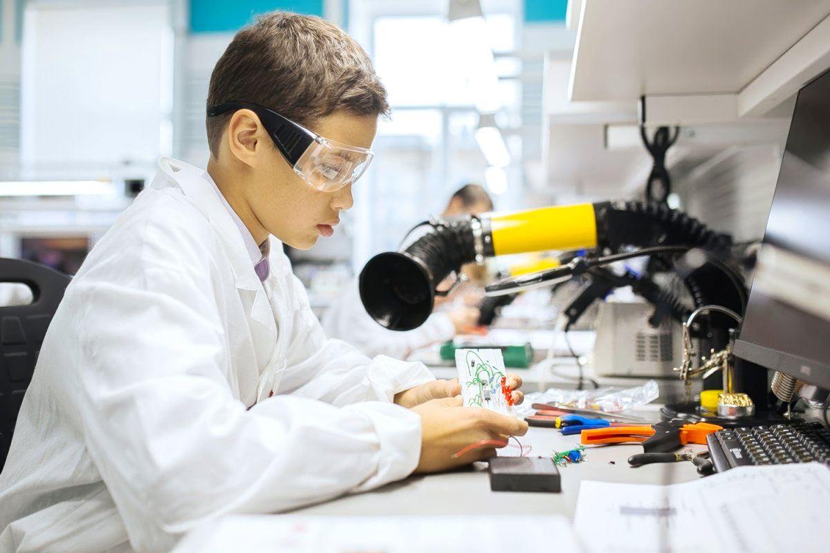 Ростех готовит специалистов для промышленности, начиная со школы