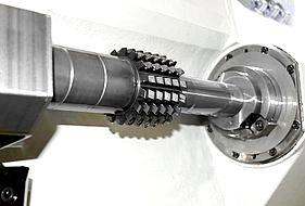 Зубофрезерный станок R 300 EMAG: высокоэффективное нарезание зубьев для приводных поворотных узлов от HKS