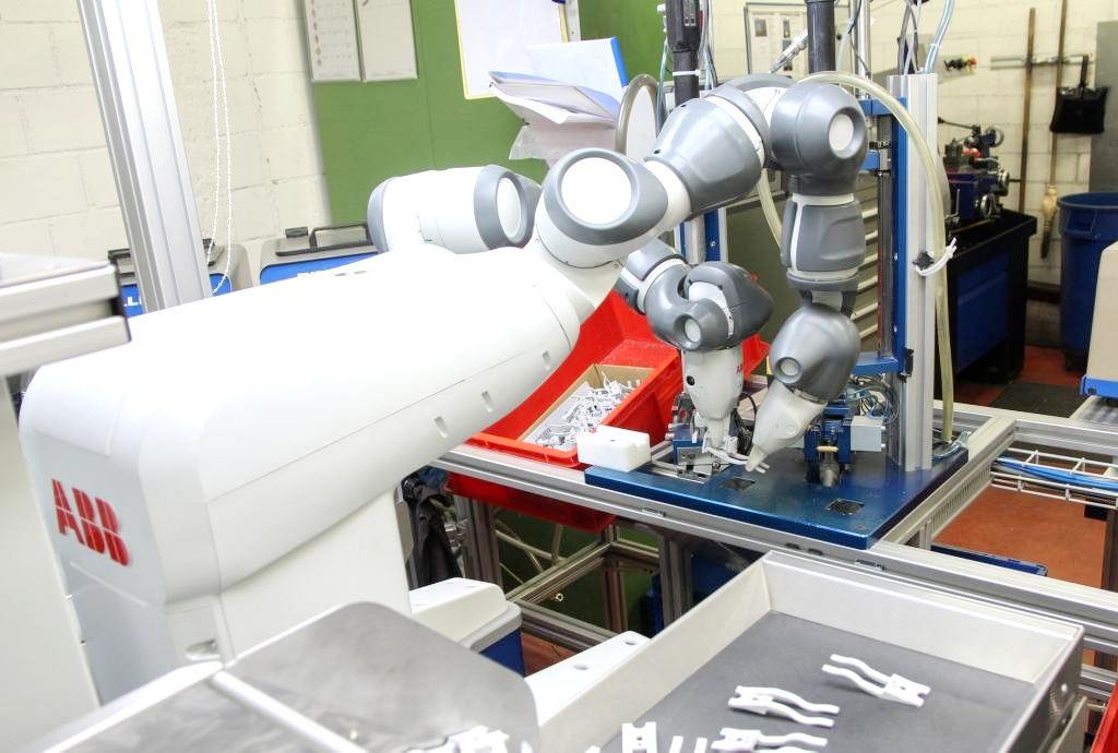 Hawa внедрила двурукого робота YuMi от ABB для повышения качества производства