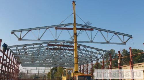 Монтаж каркаса здания краном