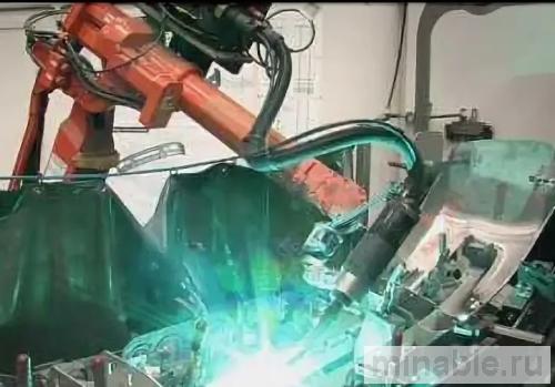 Роботы ABB выполняют сварку кузовных деталей с высокой точностью