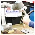 Сотрудничающий робот выполняет MIG-сварку