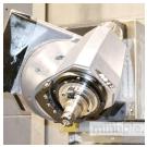 Головка фрезерного станка работает горизонтально и вертикально